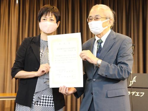 認定証を授与する消費者庁伊藤明子長官（写真左）と下田智久会長